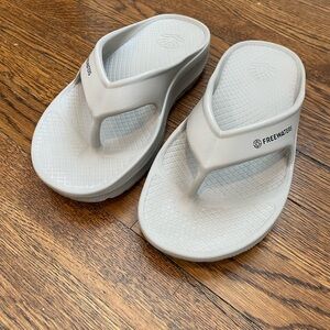 Freewaters Cloud9 Ultra Bliss Recovery Thong Sandals Size 9 Women’s, cream/beige